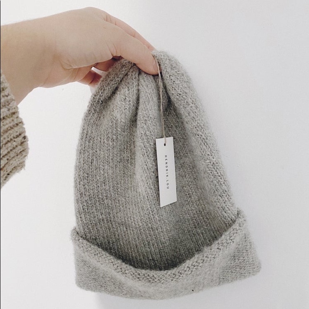 hendrick lou alpaca wool toque in charcoal